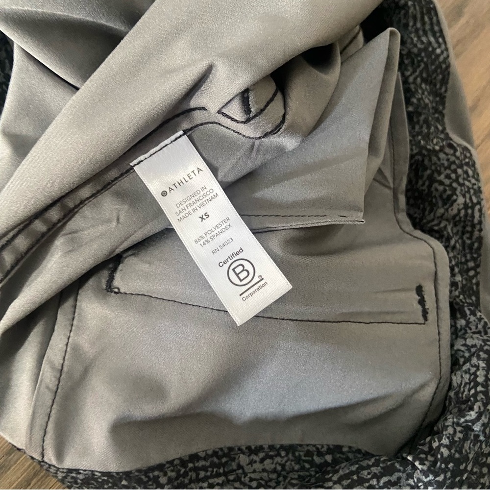 Athleta Topanga Print Jumpsuit
Size Xsmall
Color: Hues of Gray & Black - Picture 9 of 10